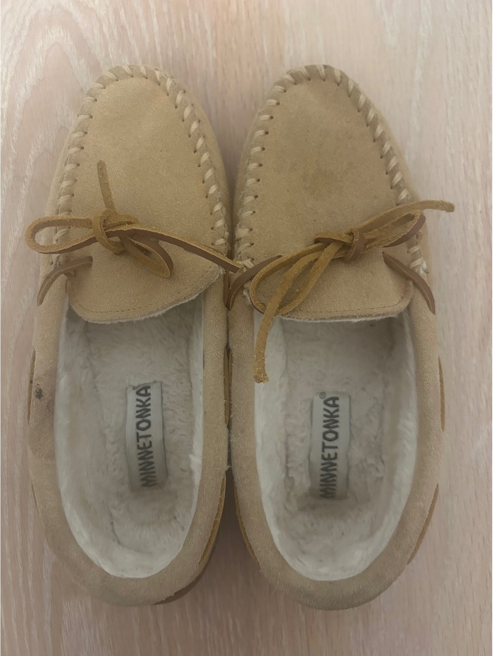 Minnetonka Women's Beige Suede Moccasin Slippers with Fleece Lining Size 8